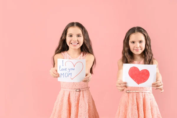 Kleine Meisjes Met Kaarten Voor Moederdag Kleur Achtergrond — Stockfoto