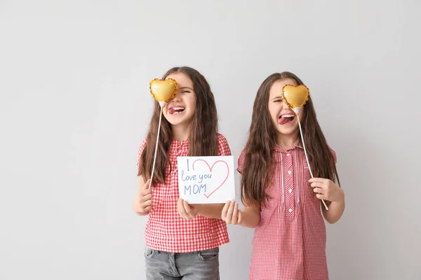 Kleine Meisjes Met Geschenken Voor Moederdag Lichte Achtergrond — Stockfoto