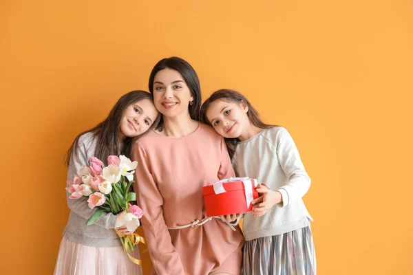 Маленькие Девочки Приветствуют Свою Маму Цветном Фоне Праздник Дня Матери — стоковое фото