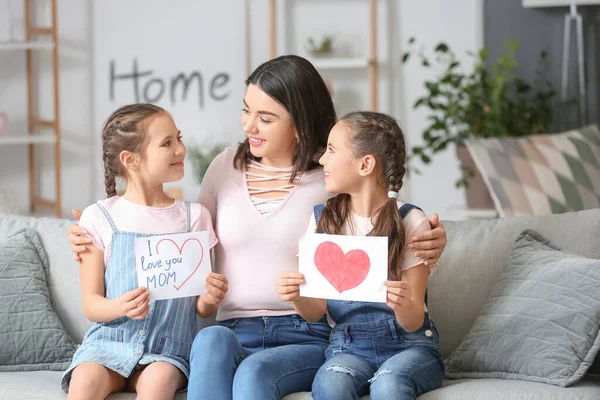 Kleine Meisjes Begroeten Hun Moeder Met Moederdag Thuis — Stockfoto