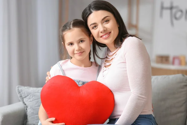 Klein Meisje Haar Moeder Met Rood Pluche Hart Thuis — Stockfoto