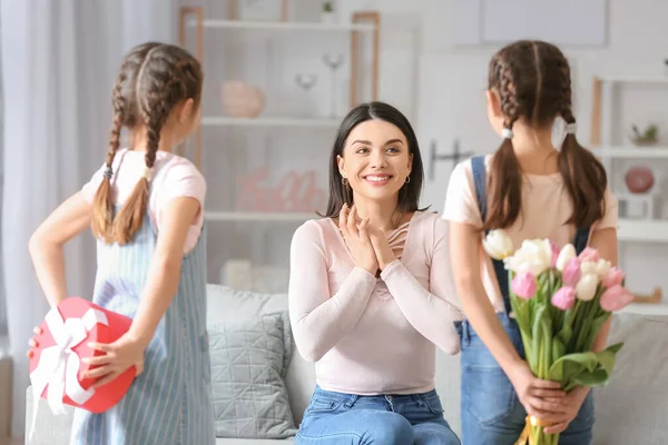 Little Girls Greeting Mom Mother Day Home — Stock Photo, Image