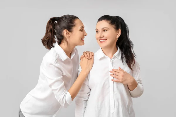 Portret Van Volwassen Dochter Haar Moeder Grijze Achtergrond — Stockfoto