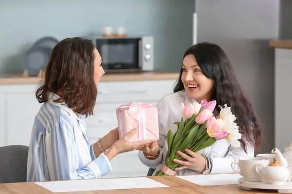 Adult Daughter Greeting Her Mother Home — Stock Photo, Image