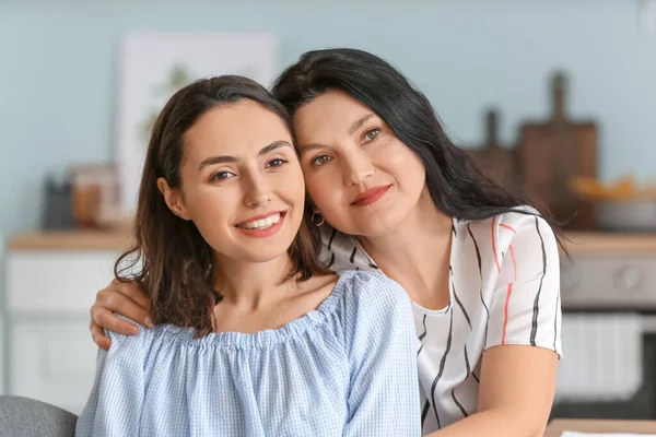 Hija Adulta Con Madre Pasando Tiempo Juntos Casa — Foto de Stock