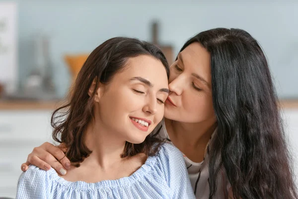 Filha Adulta Com Sua Mãe Passar Tempo Juntos Casa — Fotografia de Stock
