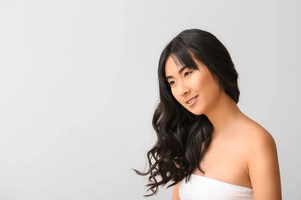 Joven Mujer Asiática Con Hermoso Pelo Largo Sobre Fondo Claro —  Fotos de Stock