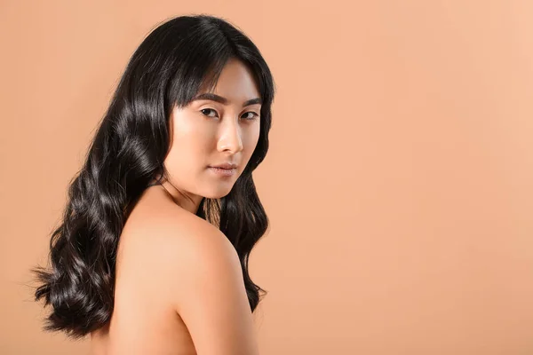若いですアジアの女性で美しいです長い髪上の色の背景 — ストック写真
