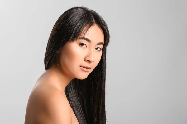 Молодая Азиатка Красивыми Длинными Волосами Сером Фоне — стоковое фото