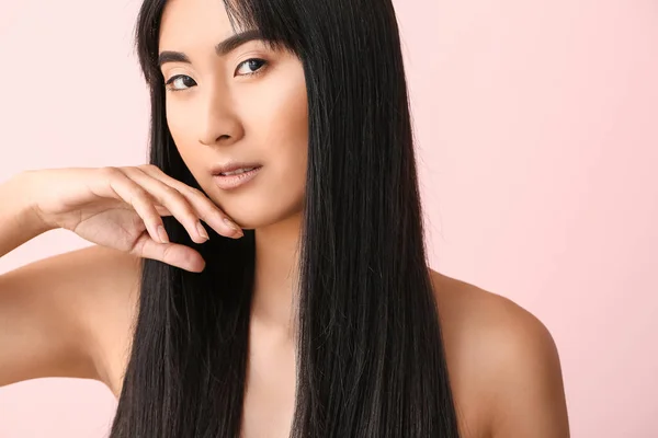 Joven Mujer Asiática Con Hermoso Pelo Largo Sobre Fondo Color —  Fotos de Stock