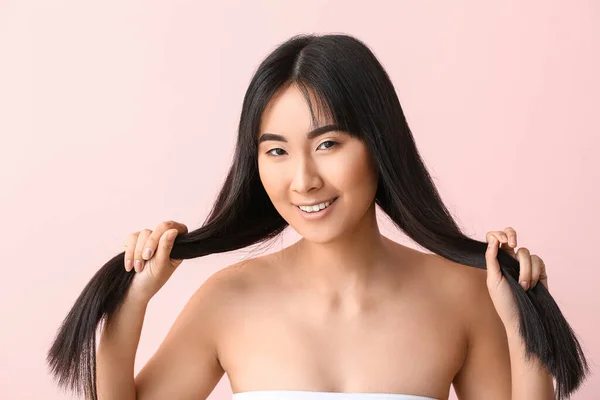 Renkli Güzel Uzun Saçlı Asyalı Bir Kadın — Stok fotoğraf