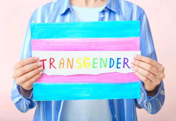Mujer Sosteniendo Papel Con Texto Transgender Sobre Fondo Color —  Fotos de Stock