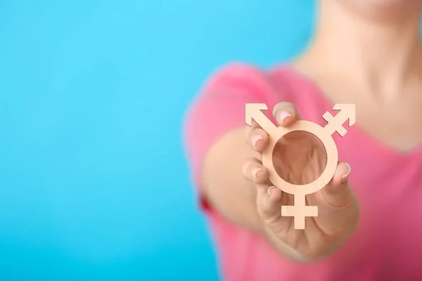 肤色背景上有变性人标志的妇女 — 图库照片