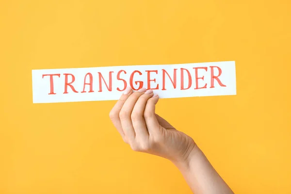 Papel Mano Femenino Con Texto Transgender Sobre Fondo Color —  Fotos de Stock