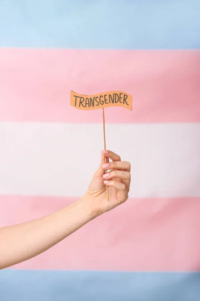 Mujer Sosteniendo Palo Con Palabra Transgender Sobre Fondo Color —  Fotos de Stock