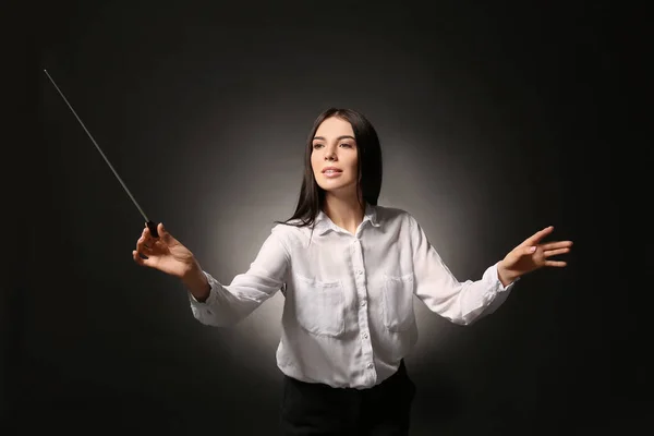 Jonge Vrouwelijke Dirigent Donkere Achtergrond — Stockfoto