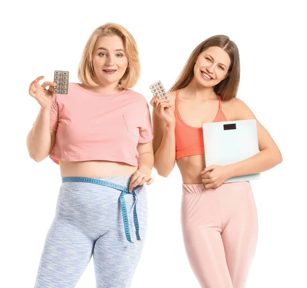 Mujeres Con Píldoras Pérdida Peso Escamas Sobre Fondo Blanco — Foto de Stock