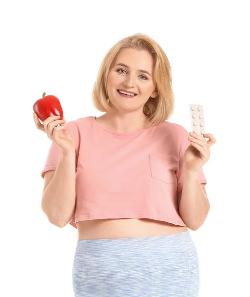 Frau Mit Gewichtsverlust Pillen Und Pfeffer Auf Weißem Hintergrund — Stockfoto
