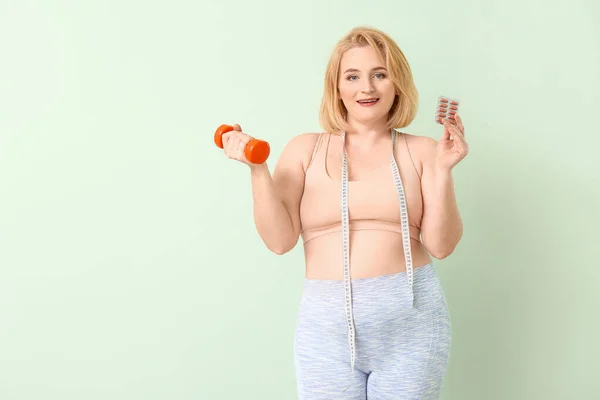 Vrouw Met Gewichtsverlies Pillen Halter Kleur Achtergrond — Stockfoto