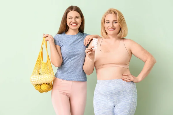 Vrouwen Met Gewichtsverlies Pillen Gezonde Producten Kleur Achtergrond — Stockfoto
