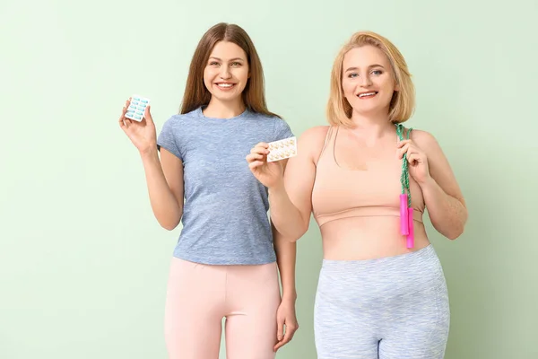 Vrouwen Met Gewichtsverlies Pillen Springtouw Kleur Achtergrond — Stockfoto