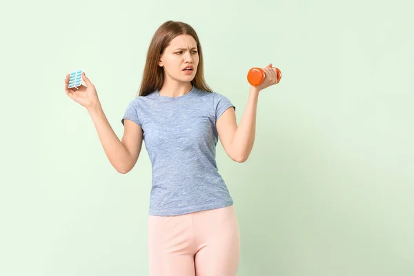 Frau Mit Gewichtsverlust Pillen Und Hantel Auf Farbigem Hintergrund — Stockfoto