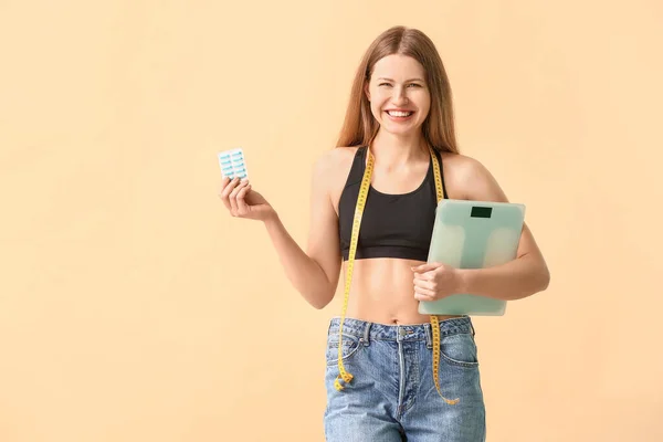 Woman Weight Loss Pills Scales Color Background — Stock Photo, Image