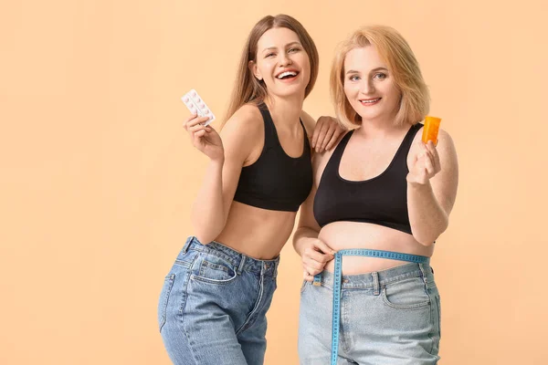 Las Mujeres Con Píldoras Pérdida Peso Fondo Color — Foto de Stock