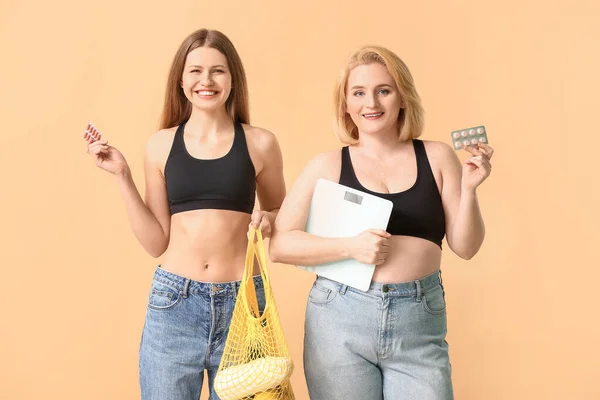 Mujeres Con Píldoras Pérdida Peso Alimentos Saludables Escamas Fondo Color — Foto de Stock