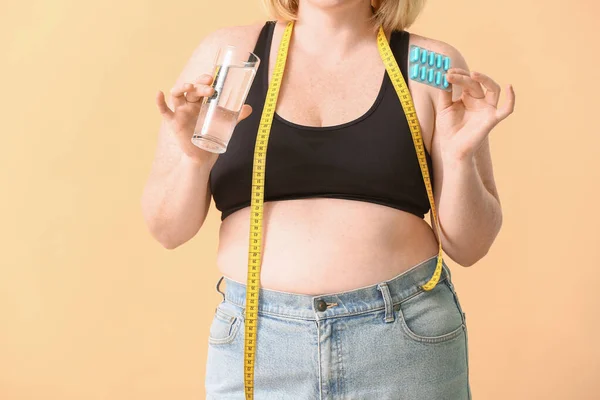 Vrouw Met Gewichtsverlies Pillen Meetlint Kleur Achtergrond — Stockfoto
