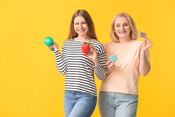 Mujeres Con Píldoras Pérdida Peso Mancuerna Pimienta Fondo Color — Foto de Stock