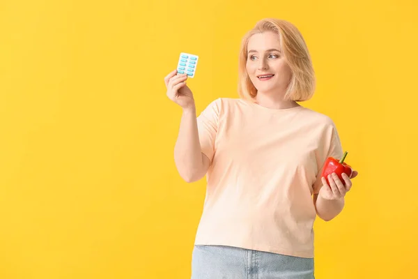 Vrouw Met Gewichtsverlies Pillen Peper Kleur Achtergrond — Stockfoto