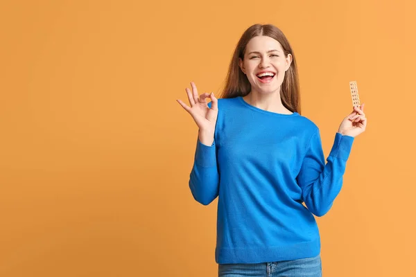 Junge Frau Mit Antibabypille Zeigt Auf Farbigem Hintergrund — Stockfoto