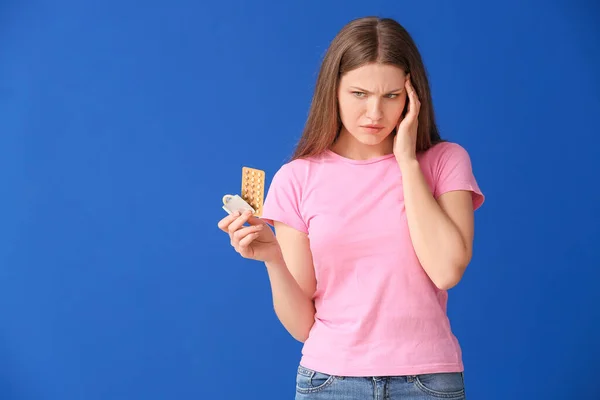 Mujer Joven Reflexiva Con Píldoras Anticonceptivas Condón Fondo Color —  Fotos de Stock