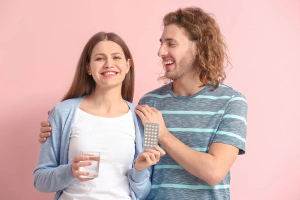 Young Couple Birth Control Pills Color Background — Stock Photo, Image