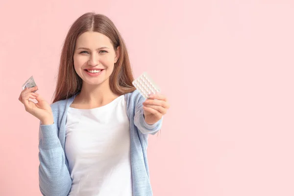 Mladá Žena Antikoncepci Pilulky Kondom Barevném Pozadí — Stock fotografie