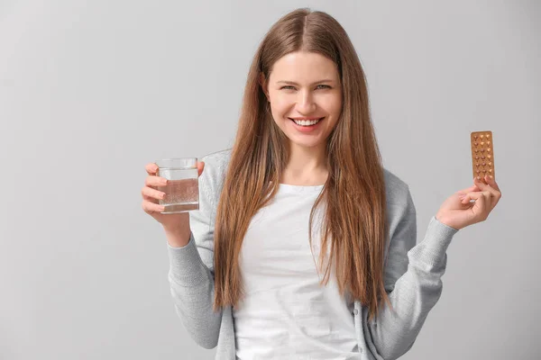 Mujer Joven Con Píldoras Anticonceptivas Sobre Fondo Gris —  Fotos de Stock