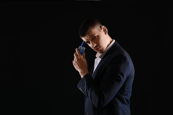 Joven Guapo Con Botella Perfume Sobre Fondo Oscuro — Foto de Stock