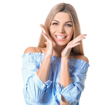 Beyaz arka planda mutlu genç bir kadın