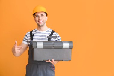 Renkli arka planda yakışıklı erkek işçi