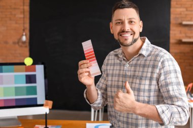 Ofiste renk paletleri olan erkek tasarımcı