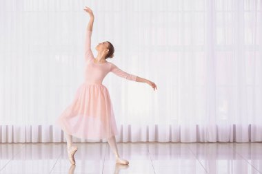 Güzel genç balerin dans Studio