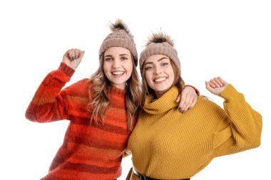 Beyaz arka planda kalın kazaklı genç kadınlar.