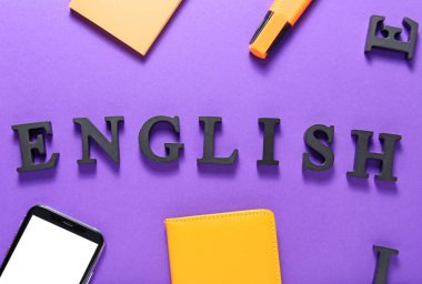 Renk arkaplanı üzerinde kırtasiye ve metin ENGLISH bileşimi