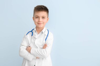 Renkli arka planda şirin bir doktor.