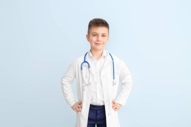Renkli arka planda şirin bir doktor.