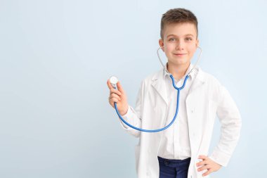 Renkli arka planda şirin bir doktor.
