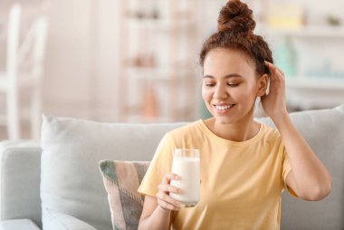 Evde sütlü genç Afro-Amerikalı kadın