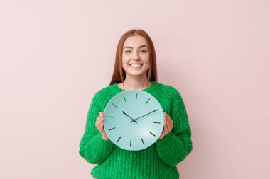 Renkli arka planı olan güzel bir genç kadın.