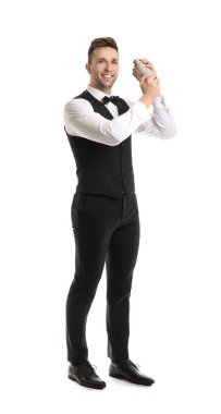 Beyaz arka planda yakışıklı bir barmen.